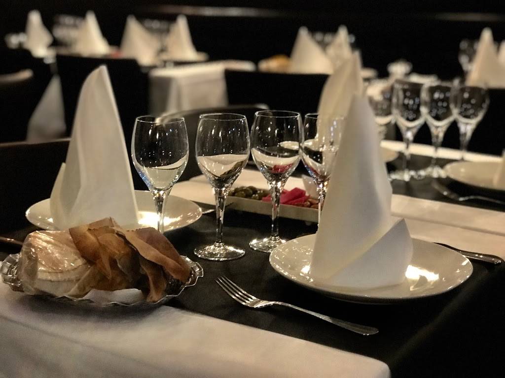 Restaurant Assanabel République: Cuisine libanaise Paris - Restaurant Rehearsal dinner Table Food Stemware