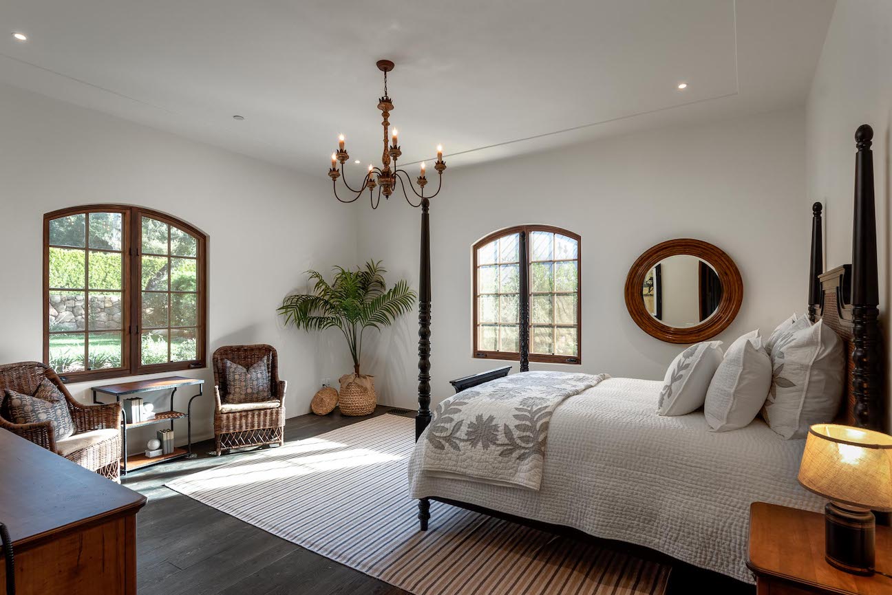 A luxurious bedroom featuring a live plant 