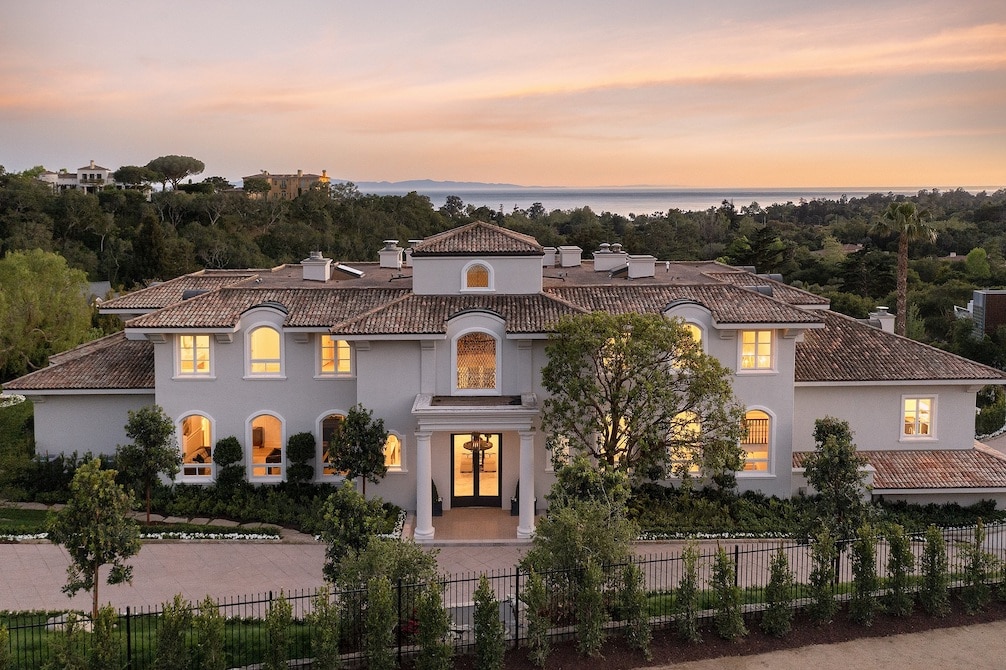 Front of a large estate for sale in Ennisbrook wiht the sparking ocean in the background
