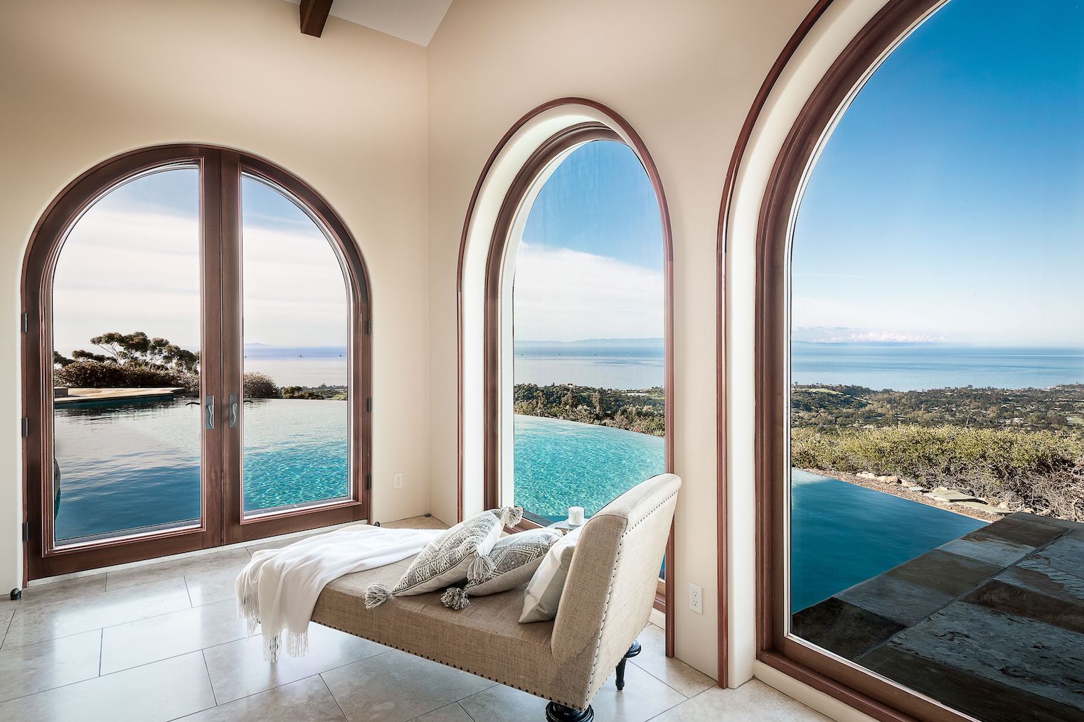 Beautiful room wiht arched windows and a panoramic view