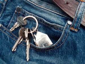 House keys in the jeans pocket to illustrate pocket listings