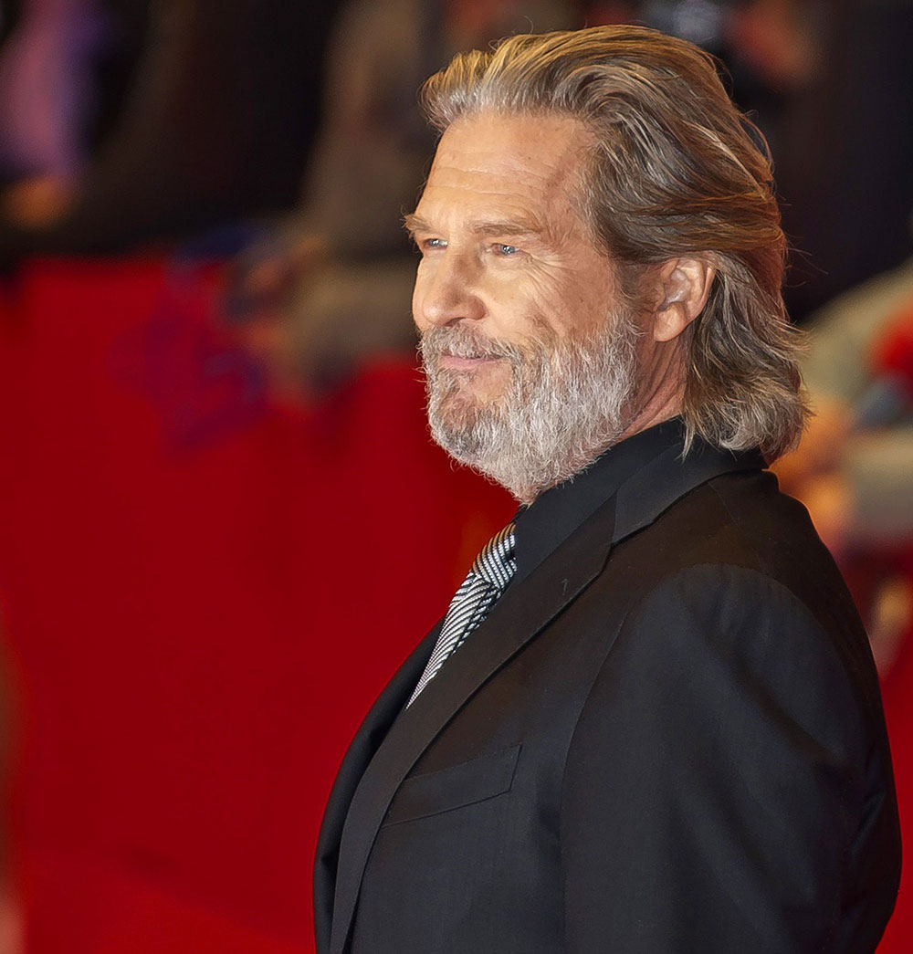 Actor Jeff Bridges in a suit and tie on the red carpet