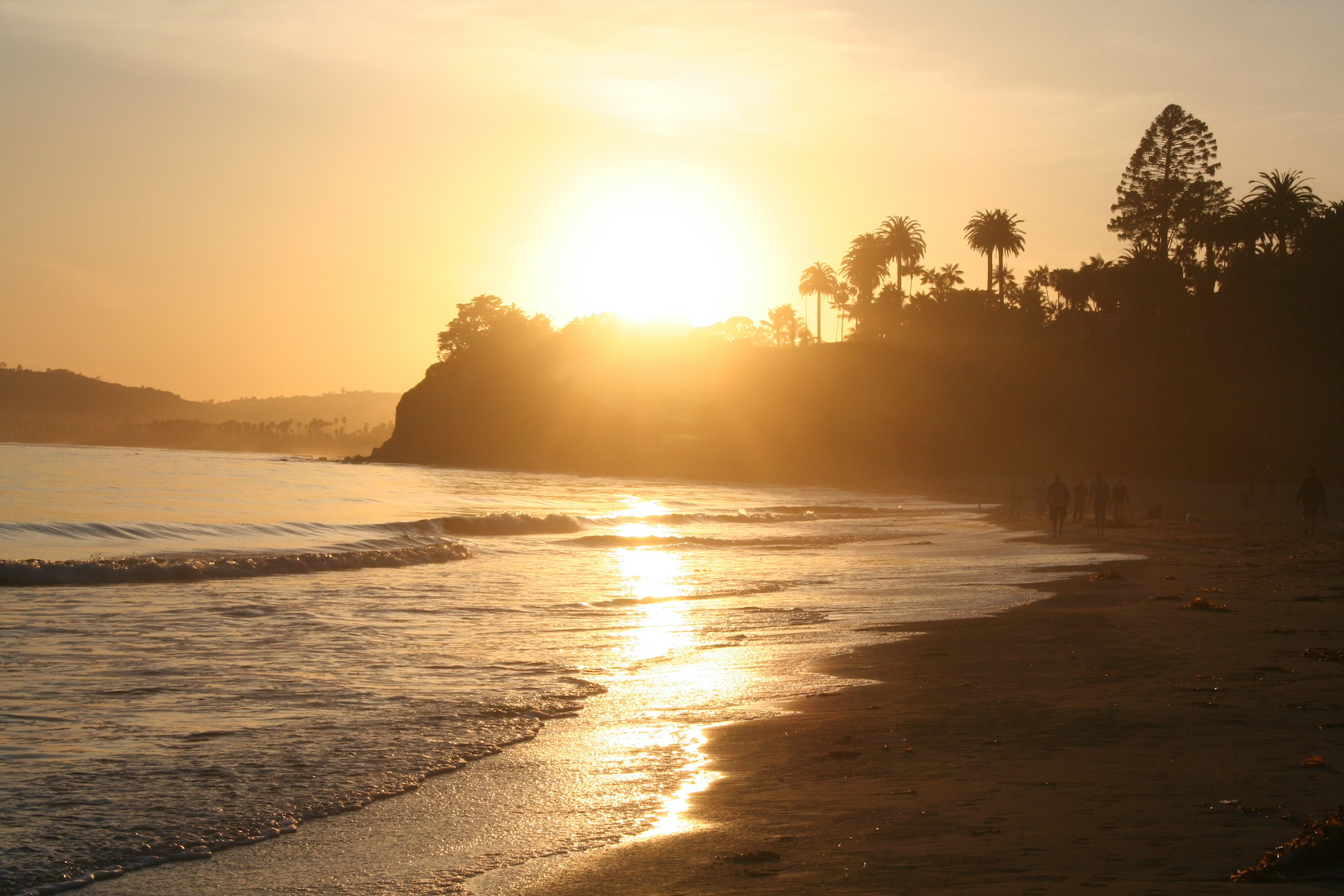 A beautiufl sunset at Montcito's Butterfly Beach