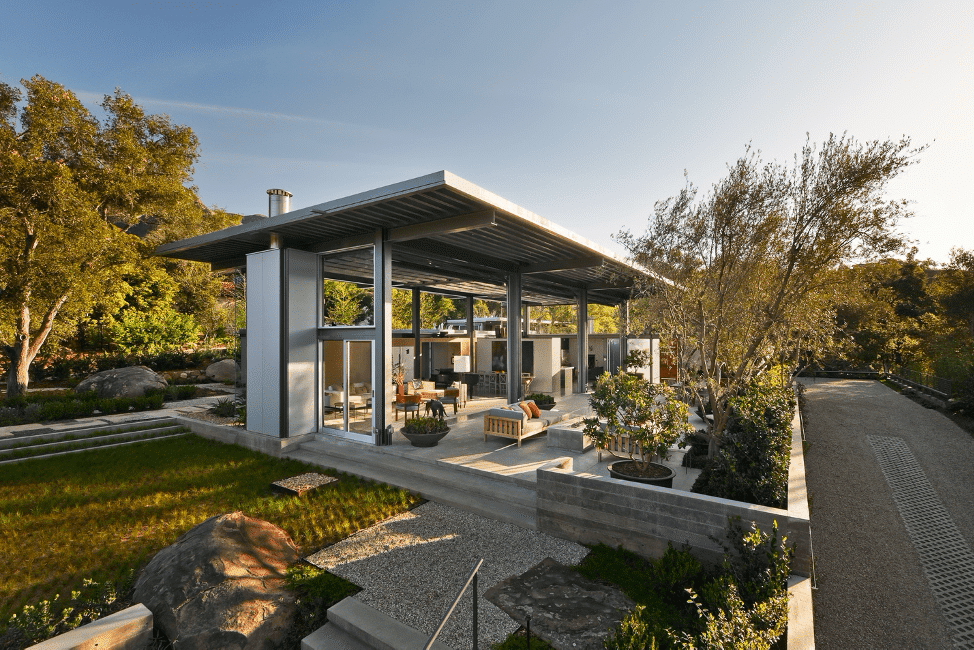 The backyard of a beautiful modern home by  Barton Myers