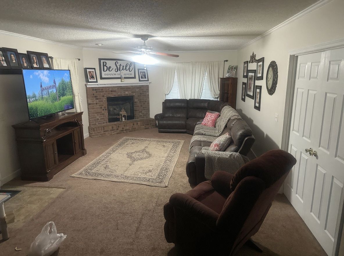 Cozy Farmhouse Living Room with Rustic Elegance