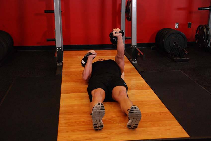 Alternating Floor Press — end position, working the chest