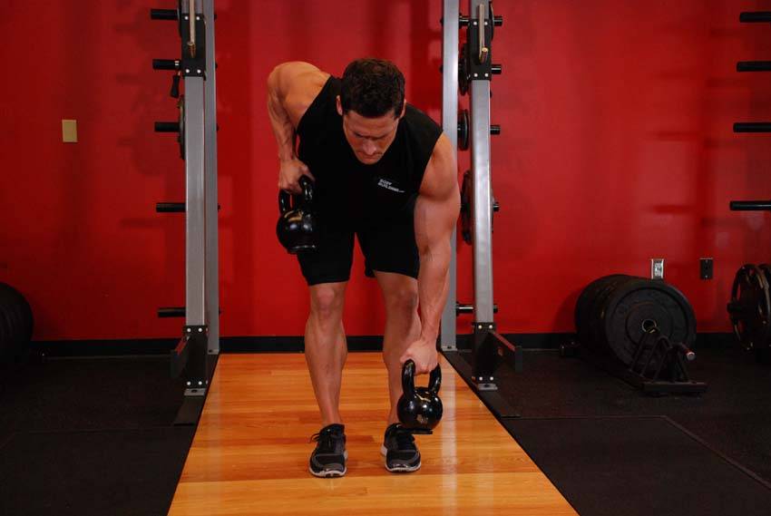 Alternating Kettlebell Row — end position, working the middle back