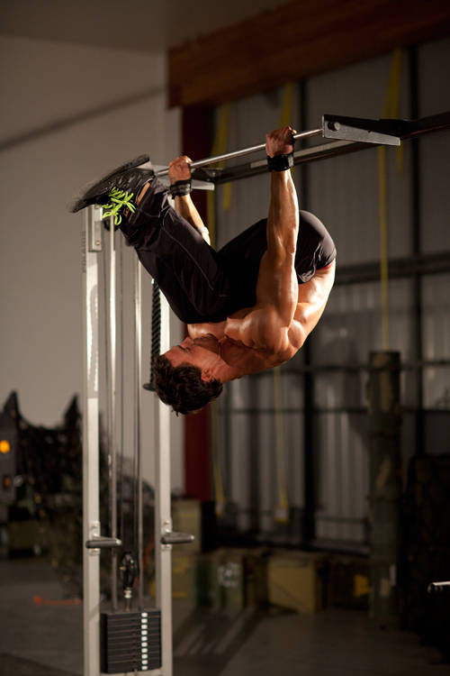 Bodyweight Mid Row — starting position, working the middle back