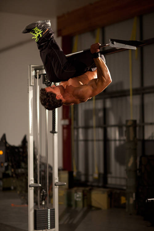 Bodyweight Mid Row — end position, working the middle back