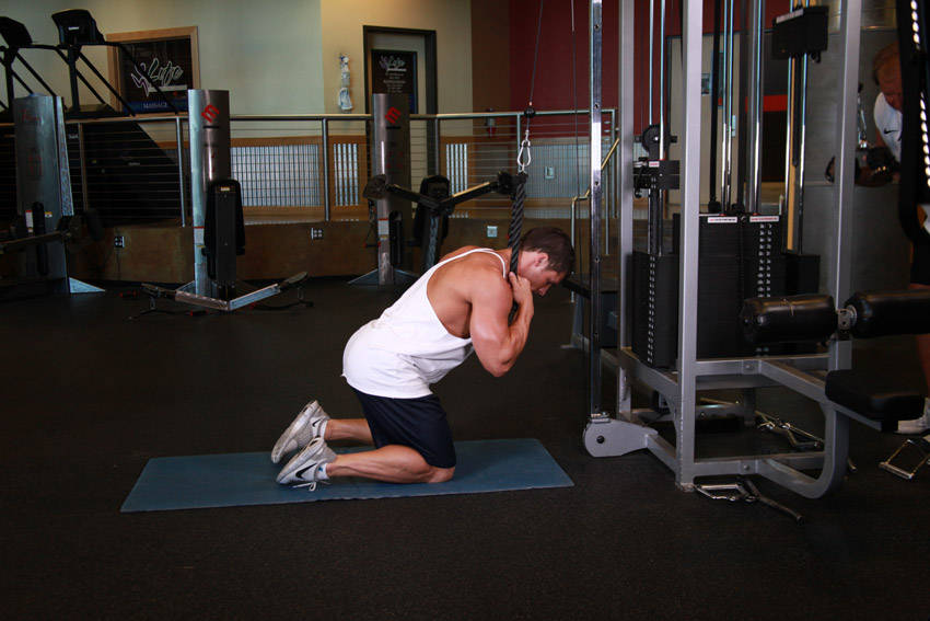 Cable Crunch — starting position, working the abs