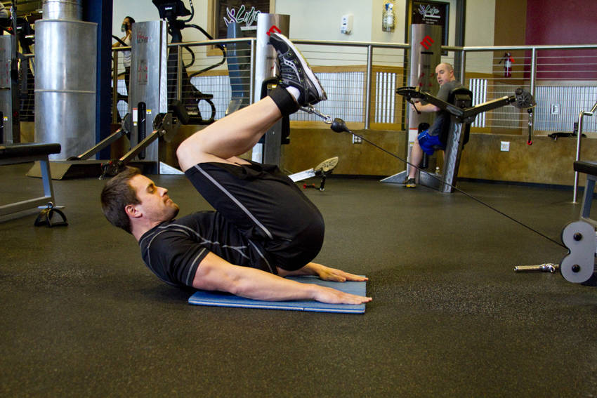 Cable Reverse Crunch — starting position, working the abs