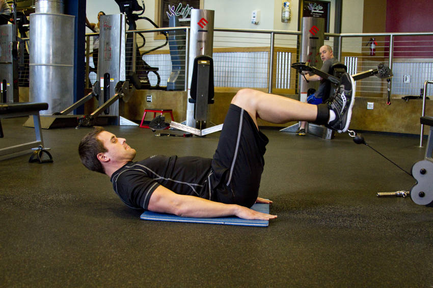 Cable Reverse Crunch — end position, working the abs