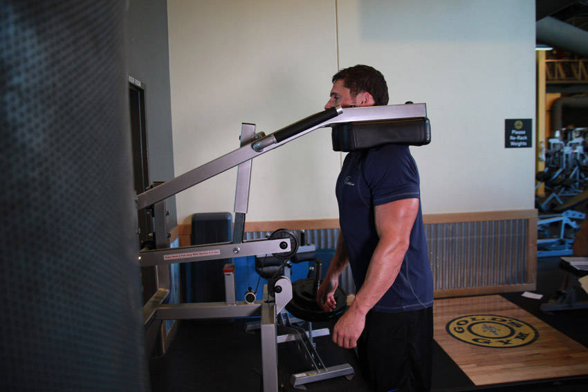 Calf-Machine Shoulder Shrug — starting position, working the traps