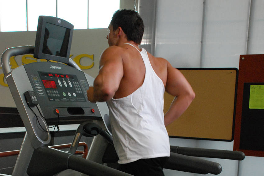 Jogging, Treadmill — end position, working the quads