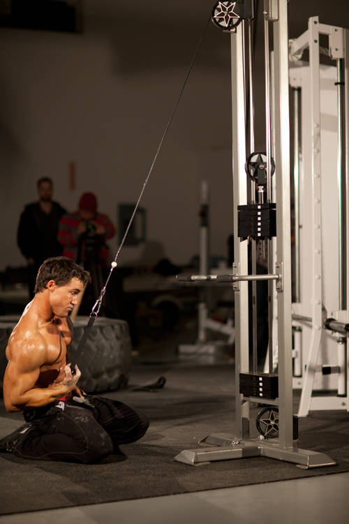Kneeling Single-Arm High Pulley Row — end position, working the lats