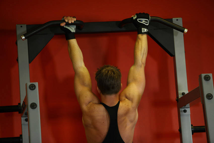 Mixed Grip Chin — starting position, working the middle back