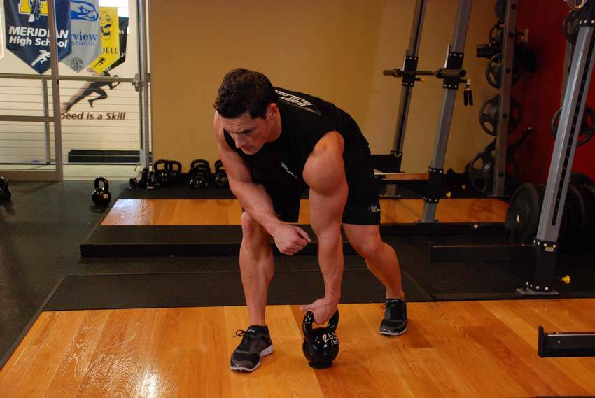 One-Arm Kettlebell Row — starting position, working the middle back