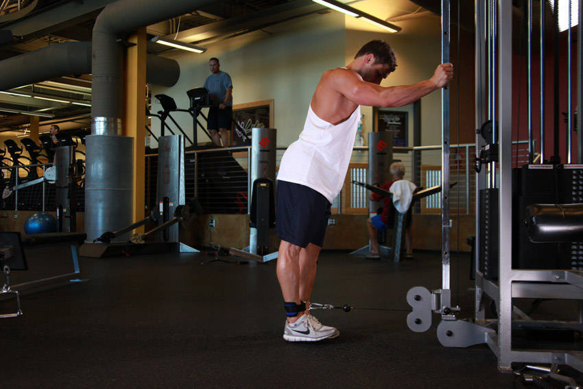 One-Legged Cable Kickback — starting position, working the glutes