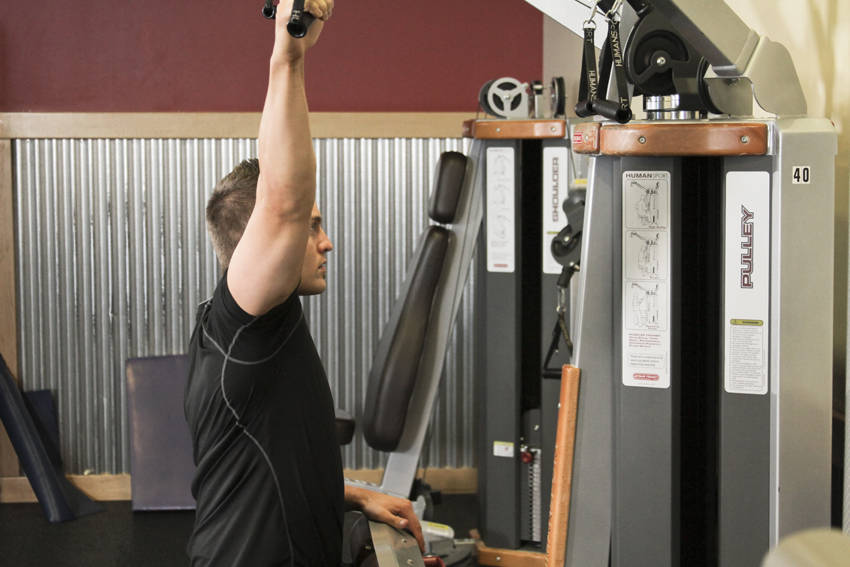 One Arm Lat Pulldown — starting position, working the lats