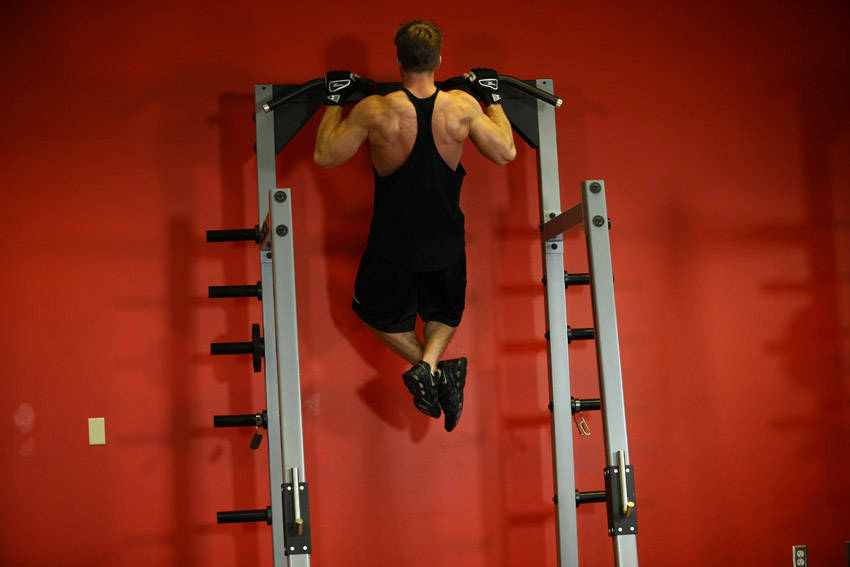 Pullups — end position, working the lats