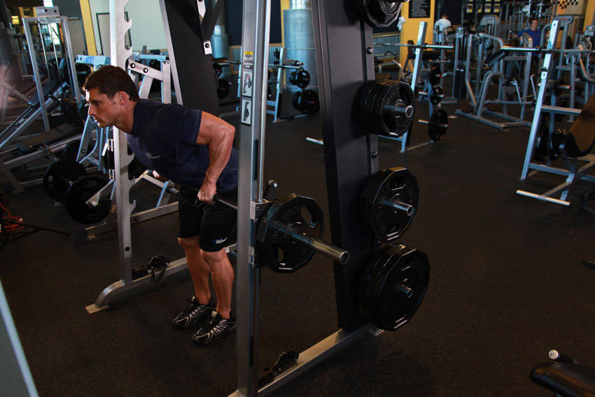Smith Machine Bent Over Row — end position, working the middle back