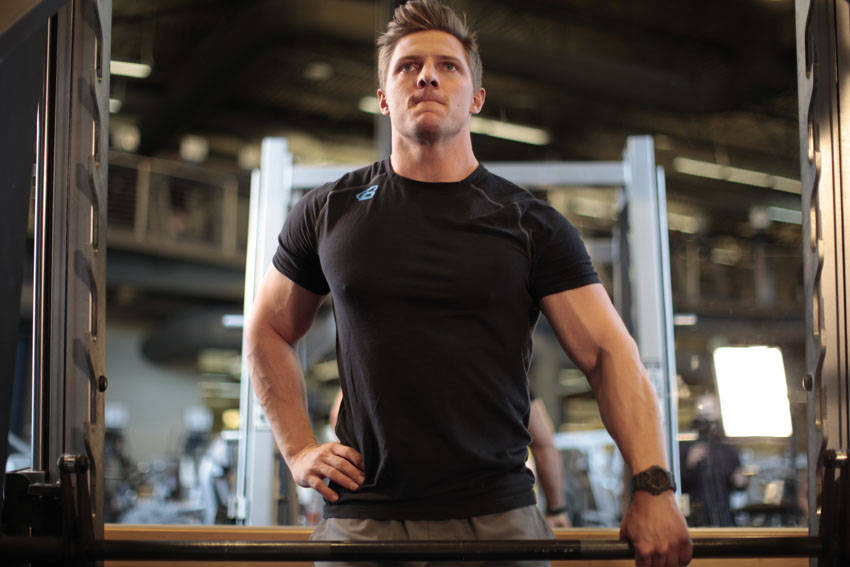 Smith Machine One-Arm Upright Row — starting position, working the shoulders