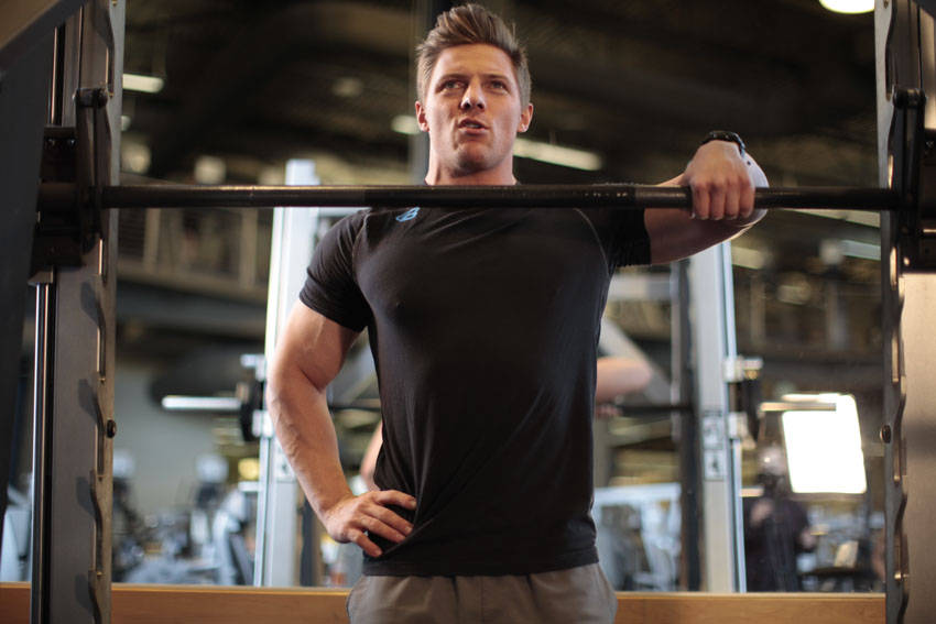 Smith Machine One-Arm Upright Row — end position, working the shoulders