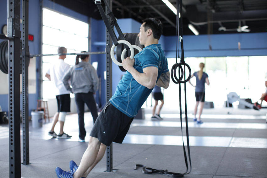 Suspended Row — end position, working the middle back