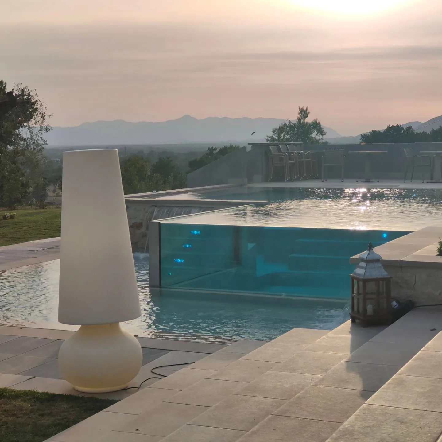 La piscina a sfioro al tramonto