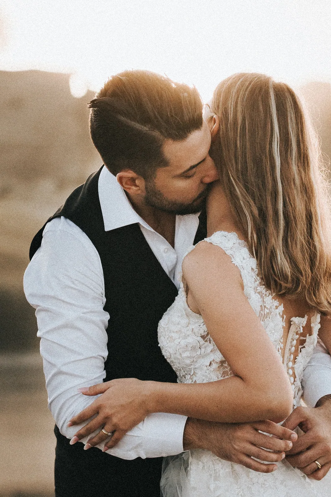 Lo sposo che bacia la sposa