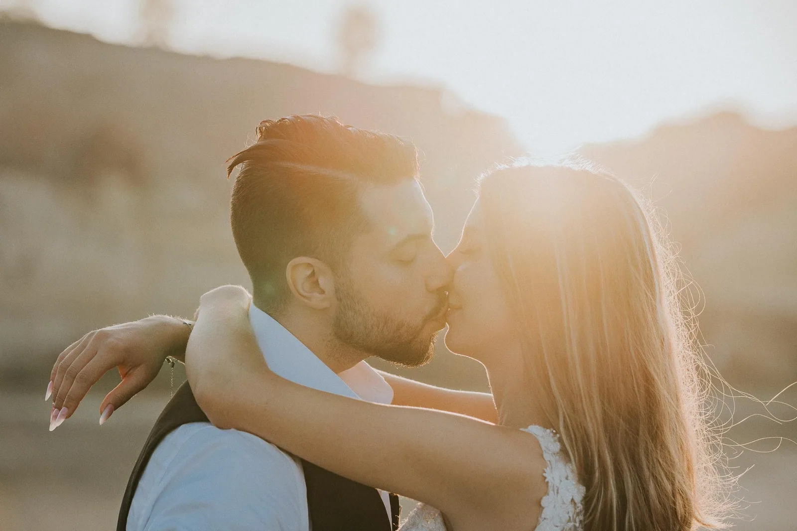 Il bacio in controluce