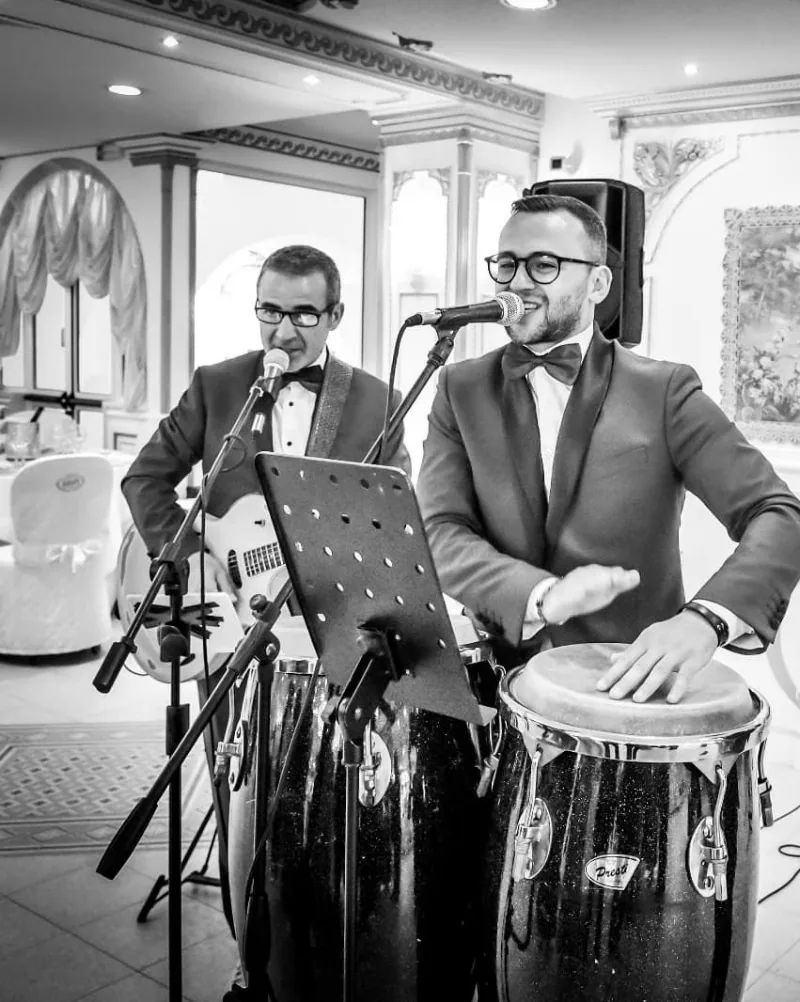 Alle percussioni, in bianco e nero