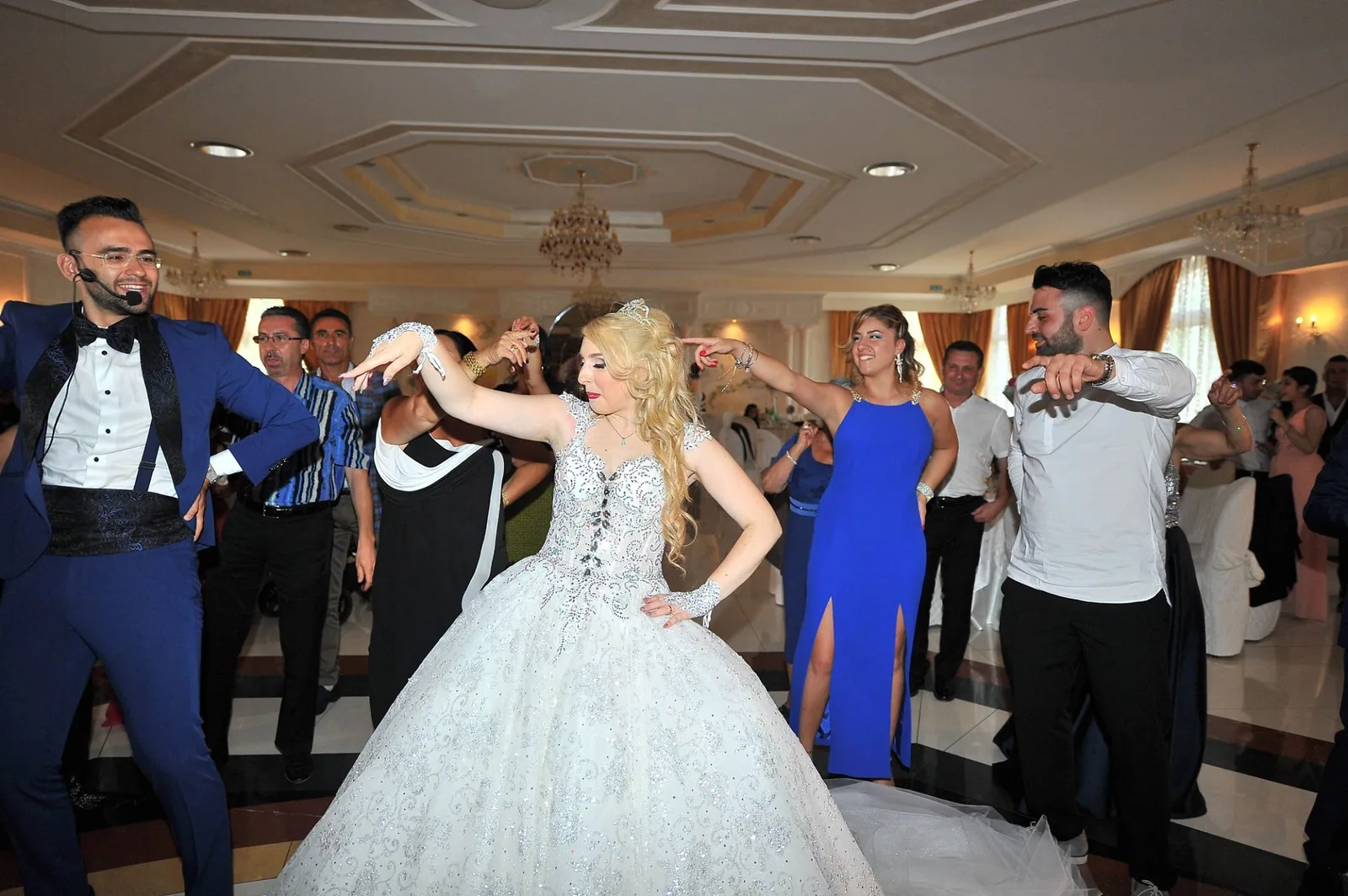 La sposa in mezzo alla pista