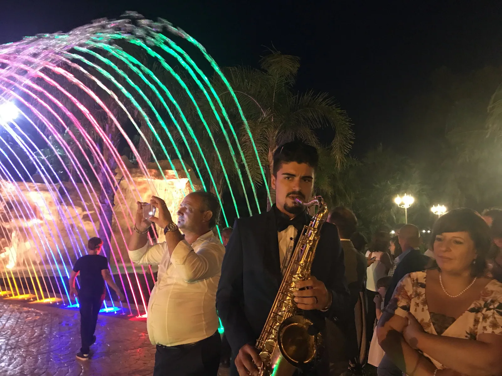 Il sassofonista sotto l'arco di luci