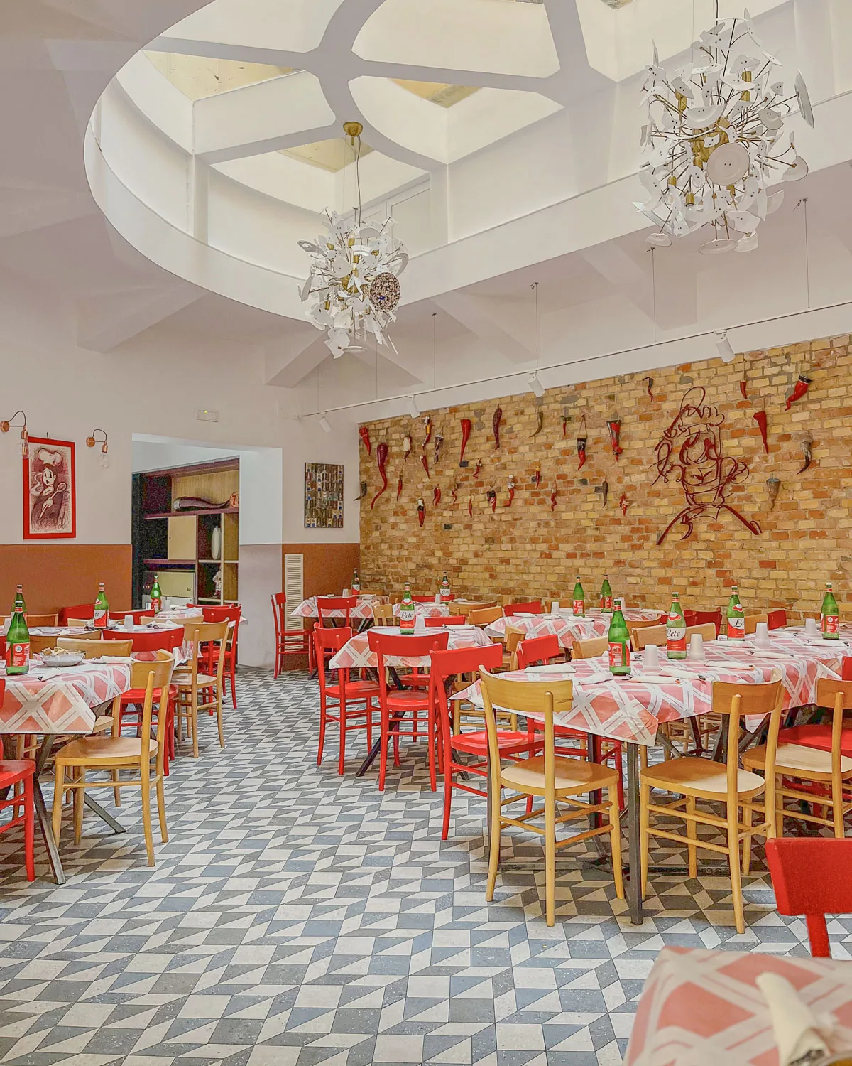 La sala con il muro di mattoni