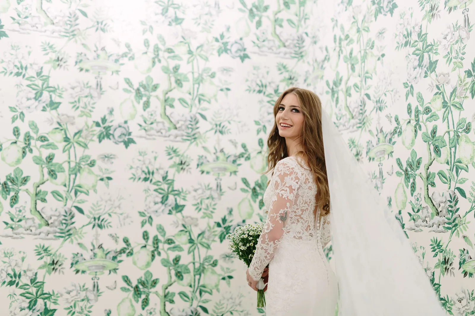 La sposa davanti alla parete di verde