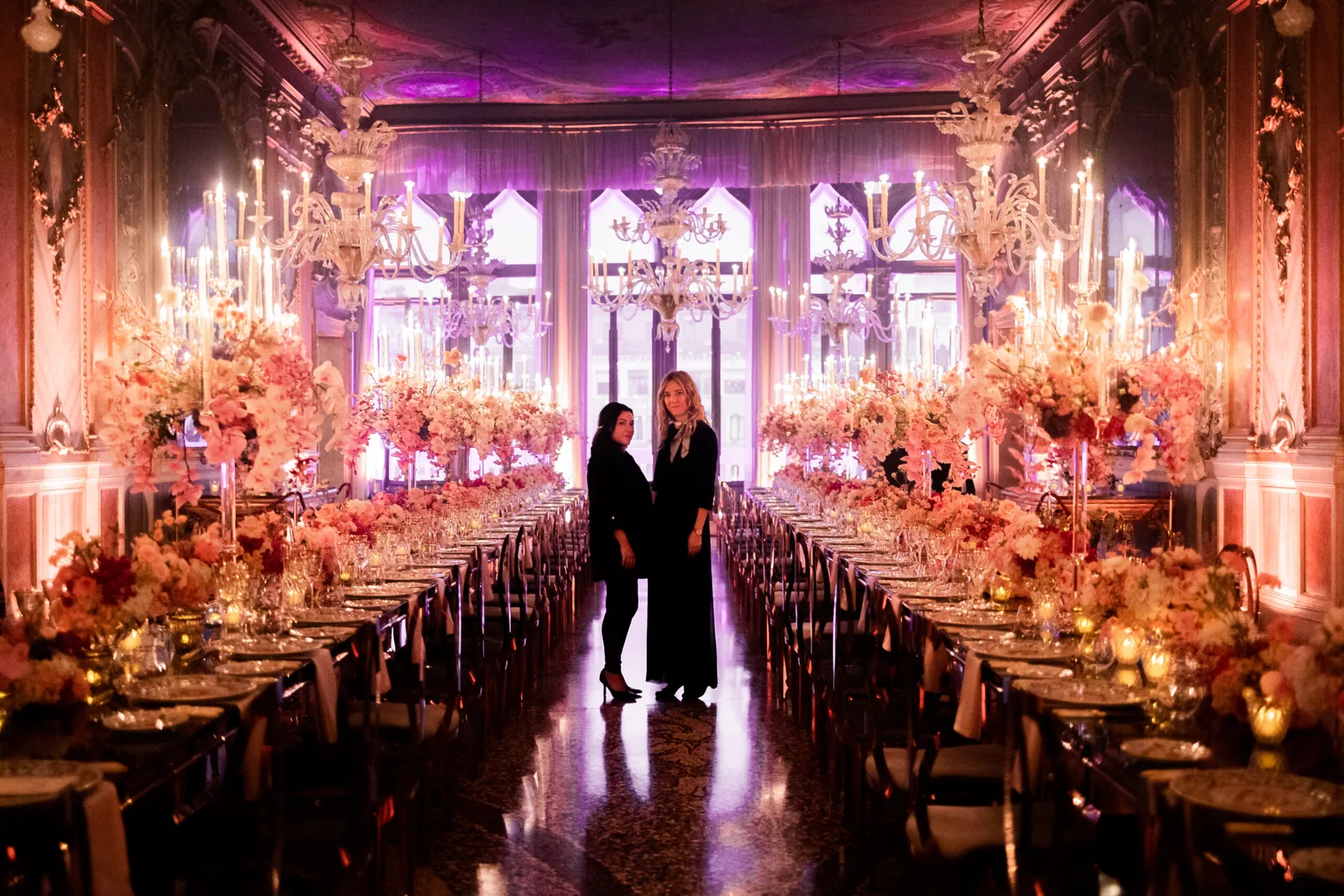 Il salone illuminato di rosa