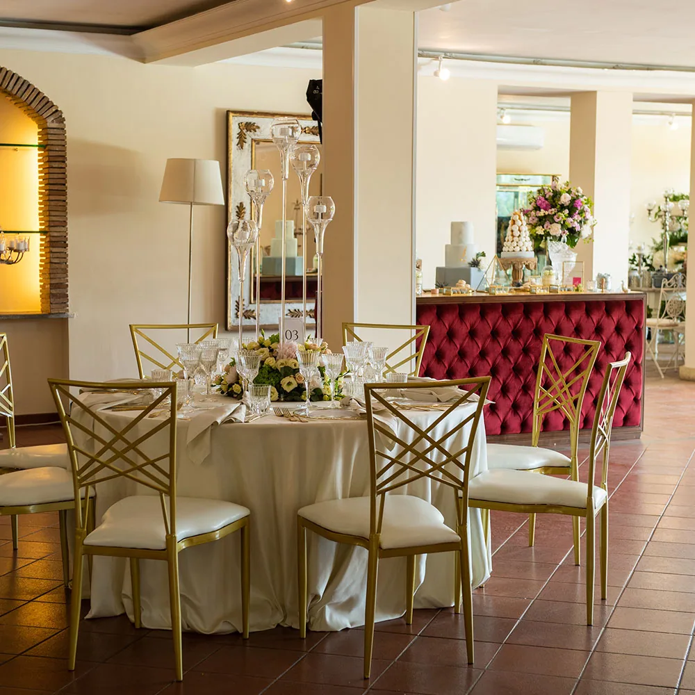 La sala con le sedie dorate