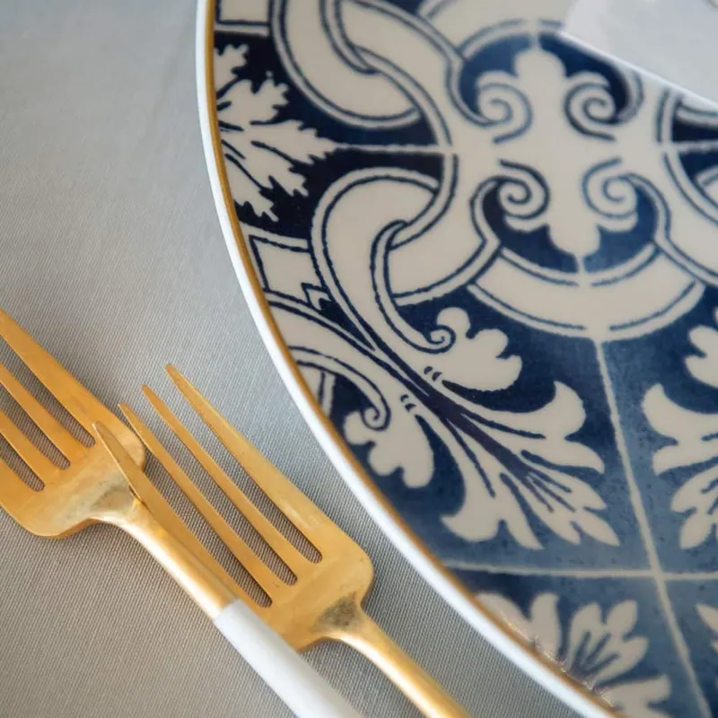Il piatto in ceramica blu