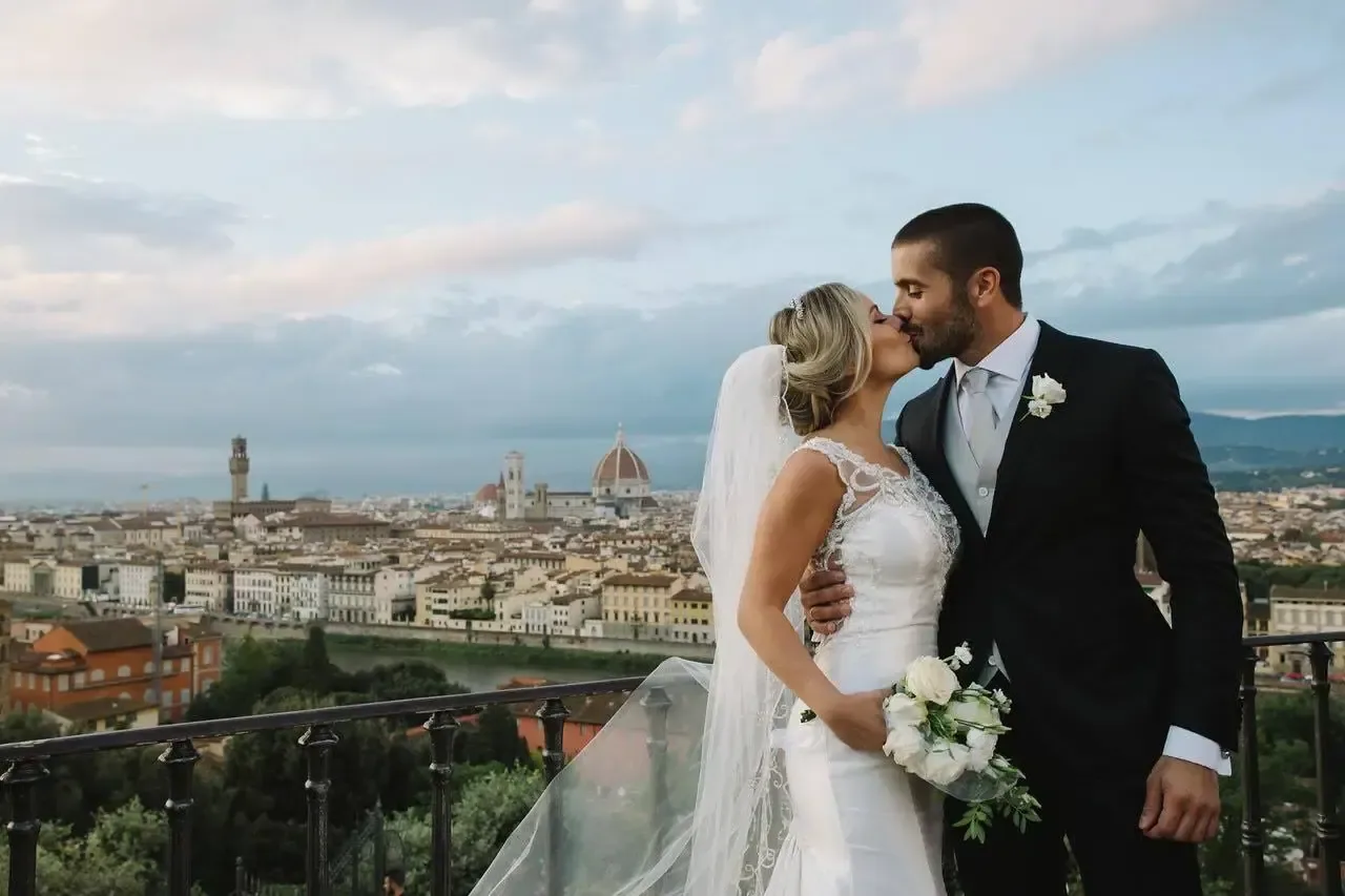 Gli sposi con Firenze dietro