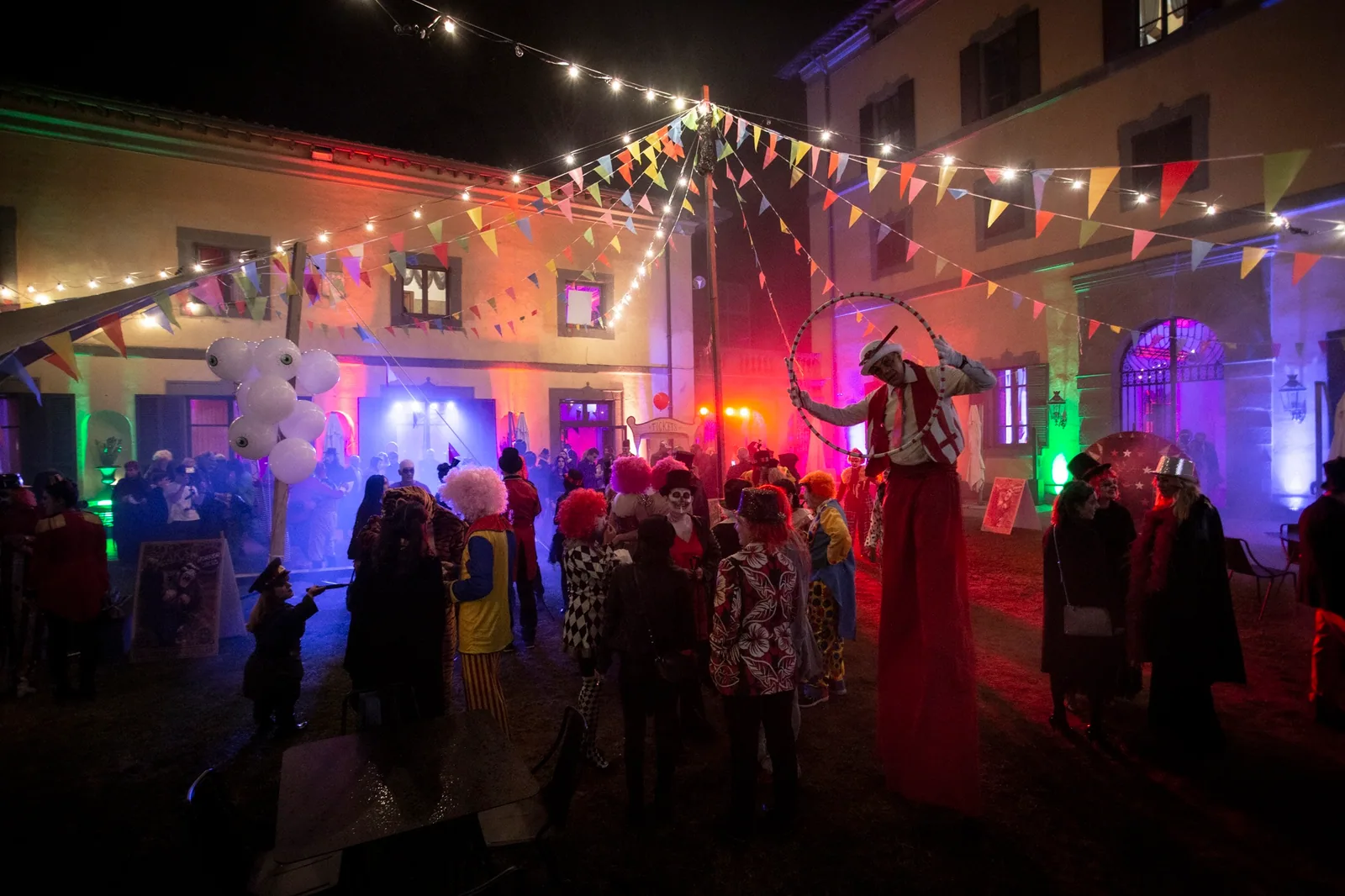 La festa in costume nel cortile