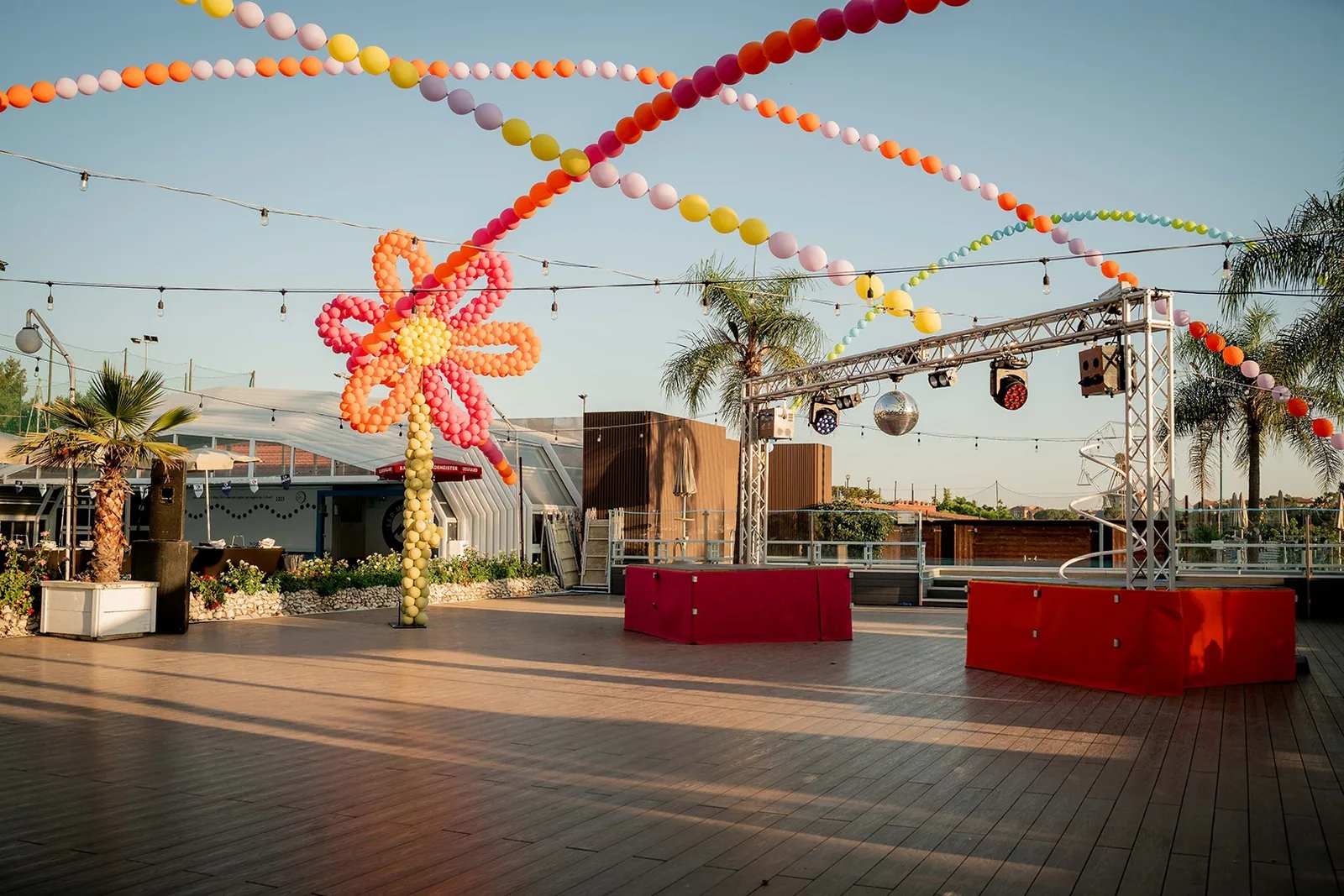 La terrazza con i festoni di palloncini