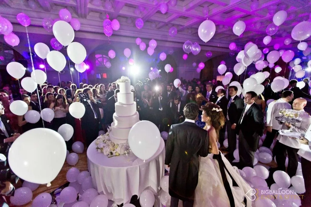 La torta fra i palloncini sospesi