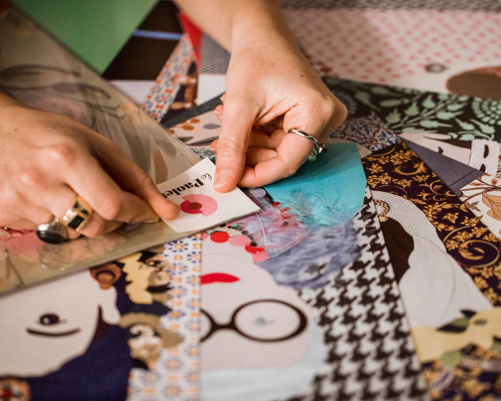 Le mani al lavoro sul collage