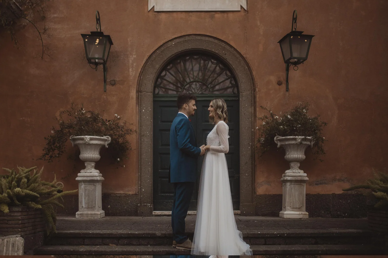 Gli sposi al portone