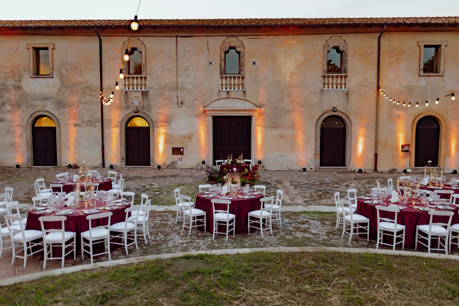 Il cortile allestito al tramonto