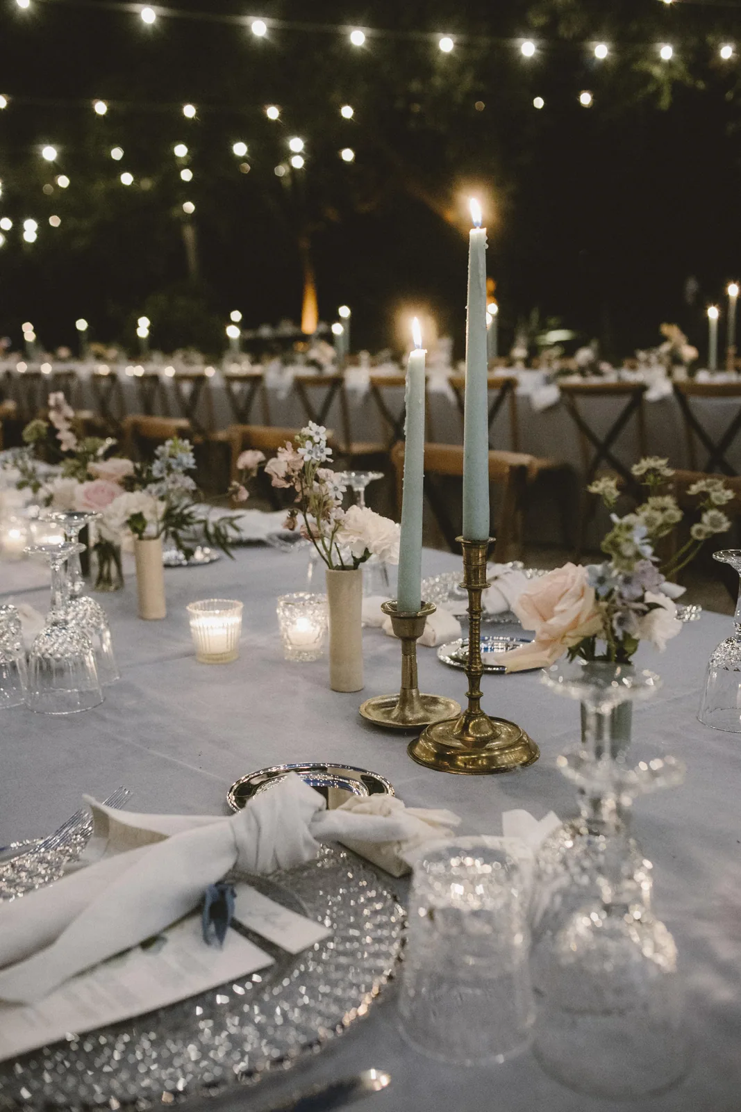 La tavola sotto le lampadine