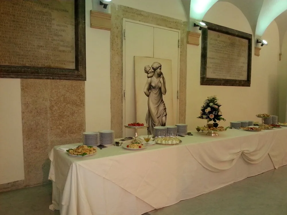 Il buffet nella sala a volte