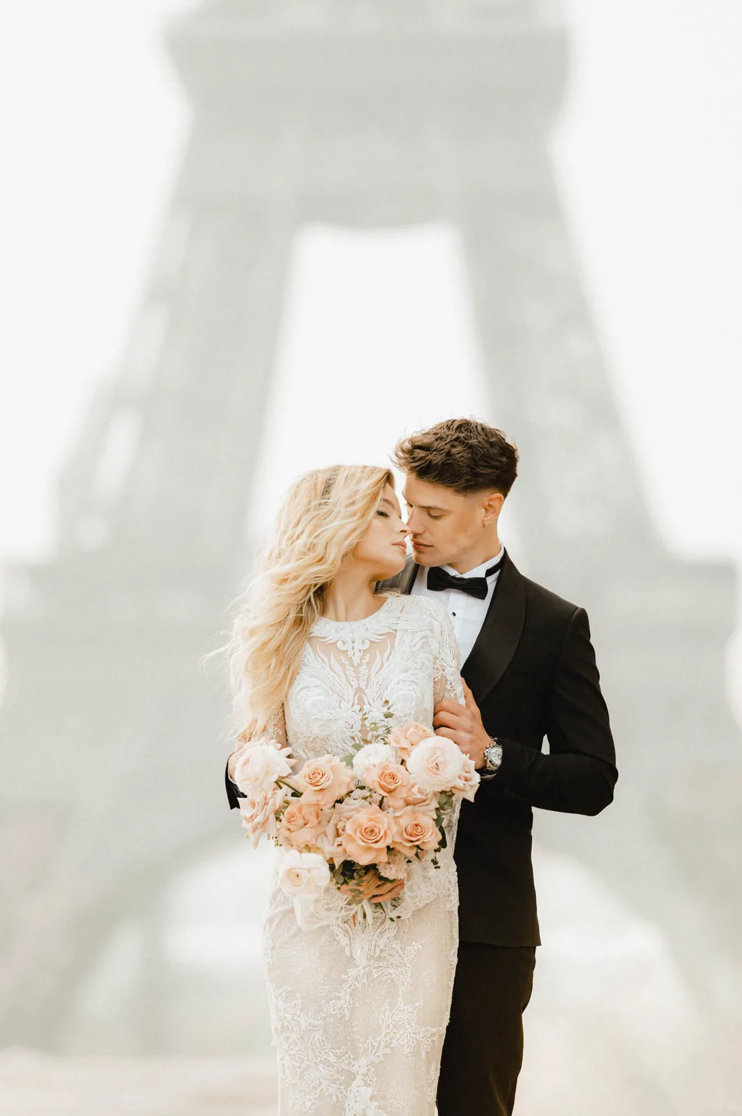 Il bacio davanti alla Torre Eiffel