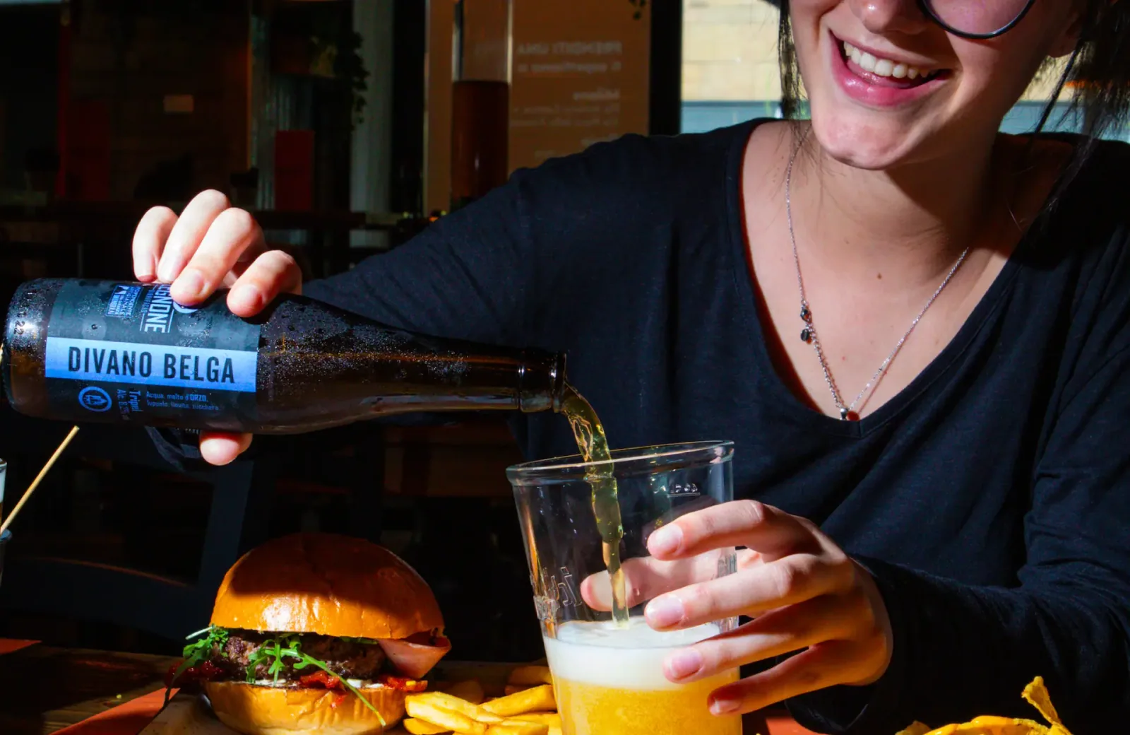 Birra versata al tavolo